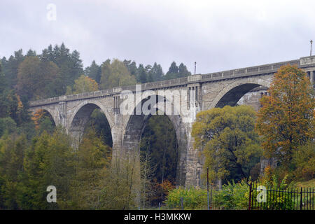 Deux viaducs ferroviaires à cinq arcades à Stanczyki, en Pologne, un jour d'automne brumeux. Banque D'Images