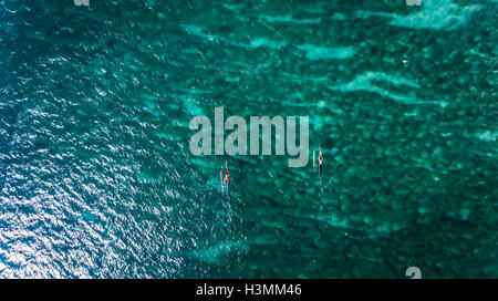 Vue aérienne de la pirogue à deux sur la côte-nord d'Oahu, Hawaii Banque D'Images