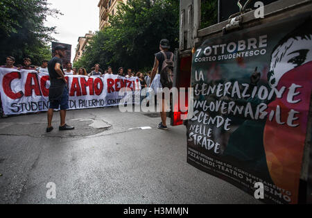 Des milliers d'étudiants protestent contre les politiques d'éducation et des réformes du Premier Ministre du gouvernement de Matteo Renzi. Banque D'Images