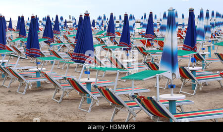 Beaucoup de chaises de plage et parasols fermés à la fin de l'été Banque D'Images