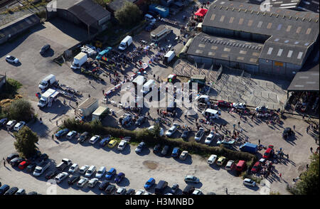 Vue aérienne de personnes se sont réunies pour un dimanche matin car boot sale dans Cheshire, Royaume-Uni Banque D'Images