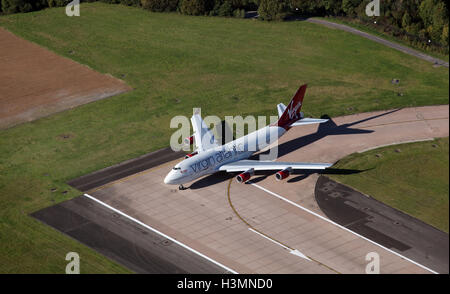 Vue aérienne d'un Boeing 747 de Virgin Atlantic 400 sur la piste à l'aéroport de Manchester, Royaume-Uni Banque D'Images