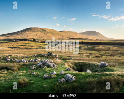 Ingleborough au coucher du soleil avec un trou de l'évier au premier plan de Ribblehead Angleterre Yorkshire Dales Banque D'Images