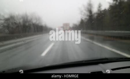 Mauvais temps conduire sur une autoroute - Traffic Jam Banque D'Images