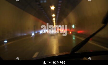 Mauvais temps conduire sur une autoroute - Traffic Jam Banque D'Images