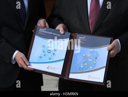 Le ministre des Finances, Michael Noonan (à droite) avec le Ministre des dépenses publiques et de la réforme Paschal Donohoe, devant les bâtiments gouvernementaux à Dublin avant qu'il a prononcé le budget irlandais. Banque D'Images