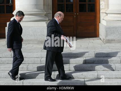 Le ministre des Finances, Michael Noonan (à droite) avec le Ministre des dépenses publiques et de la réforme Paschal Donohoe, devant les bâtiments gouvernementaux à Dublin avant qu'il a prononcé le budget irlandais. Banque D'Images