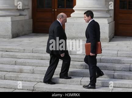 Le ministre des Finances, Michael Noonan (à gauche) avec le Ministre des dépenses publiques et de la réforme Paschal Donohoe, devant les bâtiments gouvernementaux à Dublin avant qu'il a prononcé le budget irlandais. Banque D'Images