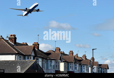 Un avion de British Airways décolle de l'aéroport d'Heathrow, passant au-dessus d'une rue résidentielle dans l'ouest de Londres, avant la décision du gouvernement sur l'augmentation de la capacité de l'aéroport. Banque D'Images