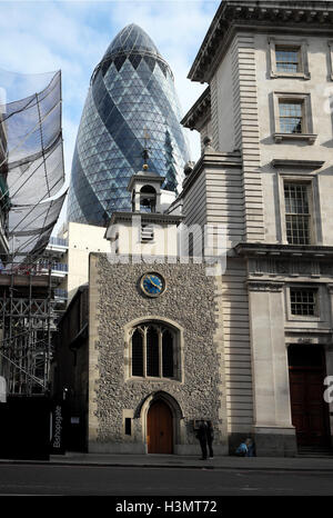 Une vue de la rue du bâtiment de cornichon au 30 St Mary axe se levant derrière l'église St Ethelburga sur Bishopsgate dans la ville de Londres UK KATHY DEWITT Banque D'Images