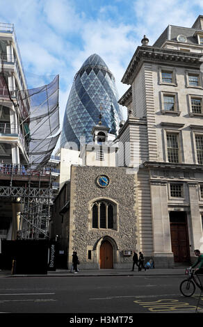 Une vue sur le gherkin building à 30 St Mary Axe passant derrière St Ethelburga's Church sur Bishopsgate London UK KATHY DEWITT Banque D'Images