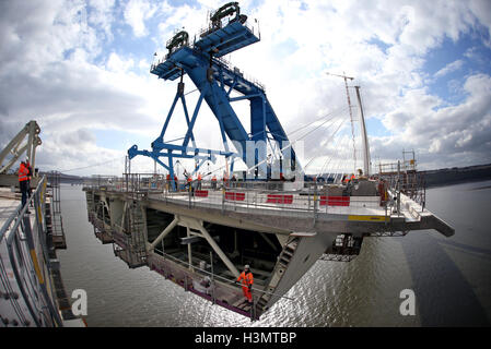 Une vue en coupe de la partie sud (à droite) de la route pont du Queensferry traversée avant que celui-ci est connecté avec la section centrale, comme le nouveau pont sur le Firth of Forth est officiellement entré dans le livre des records. Banque D'Images