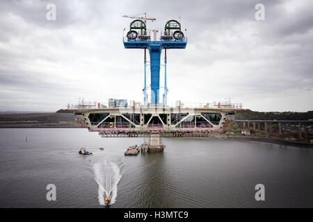 Une vue en coupe de la partie nord de la route pont du Queensferry traversée avant que celui-ci est connecté avec la section centrale, comme le nouveau pont sur le Firth of Forth est officiellement entré dans le livre des records. Banque D'Images