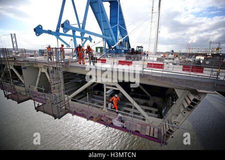 Une vue en coupe de la partie sud du pont routier de la Queensferry traversée avant que celui-ci est connecté avec la section centrale, comme le nouveau pont sur le Firth of Forth est officiellement entré dans le livre des records. Banque D'Images