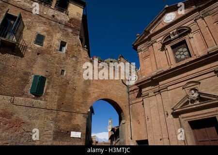 Arco Via Giovanni Duprè et Chiesa di San Giuseppe, Contrada dell'Onda, Sienne, Italie Banque D'Images