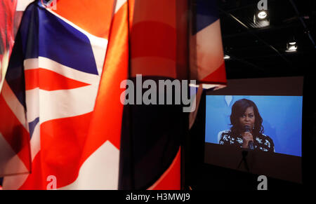 Première Dame Michelle Obama s'affiche via un lien vidéo alors qu'elle prend part à un avenir meilleur : une conversation mondiale sur l'éducation des filles, une conversation en direct avec des élèves au Mulberry School for Girls à Londres, ainsi que d'autres adolescentes dans le monde entier. Banque D'Images