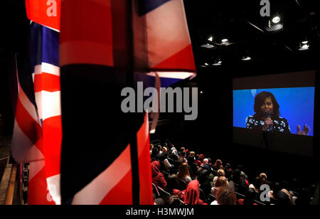 Première Dame Michelle Obama s'affiche via un lien vidéo alors qu'elle prend part à un avenir meilleur : une conversation mondiale sur l'éducation des filles, une conversation en direct avec des élèves au Mulberry School for Girls à Londres, ainsi que d'autres adolescentes dans le monde entier. Banque D'Images