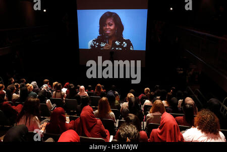 Première Dame Michelle Obama s'affiche via un lien vidéo alors qu'elle prend part à un avenir meilleur : une conversation mondiale sur l'éducation des filles, une conversation en direct avec des élèves au Mulberry School for Girls à Londres, ainsi que d'autres adolescentes dans le monde entier. Banque D'Images