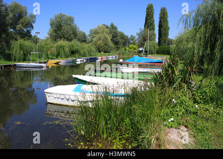 Un petit port de plaisance à Vonyarcvashegy, sur la rive nord du lac Balaton, Hongrie Banque D'Images