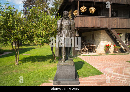 Chambre et statue en bronze du Maréchal Tito à Kumrovec, Croatie Banque D'Images