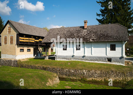 Maisons traditionnelles à Kumrovec, Croatie Banque D'Images