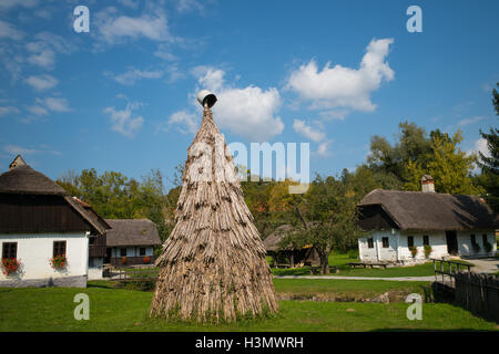 Botte et maisons traditionnelles à Kumrovec, Croatie Banque D'Images