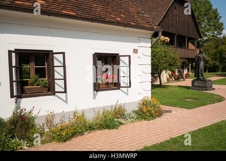 Maison de naissance et statue de bronze du Maréchal Tito à Kumrovec, Croatie Banque D'Images