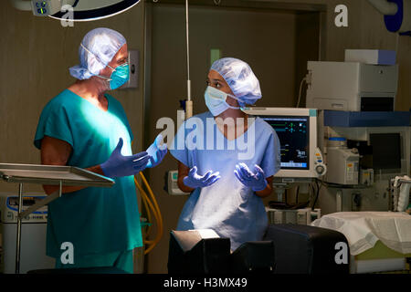 Infirmière et chirurgien à l'hôpital discussion Theatre Banque D'Images