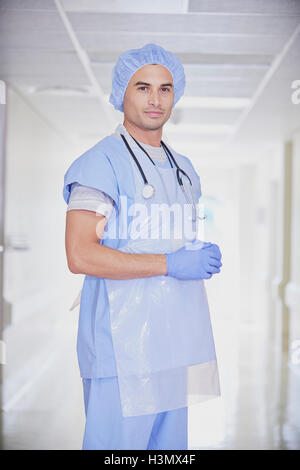 Portrait of male doctor wearing scrubs in hospital corridor Banque D'Images