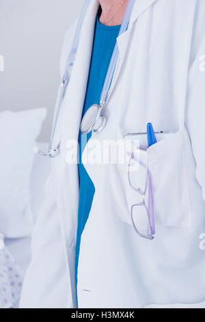 Cropped shot of woman wearing white coat and stethoscope Banque D'Images