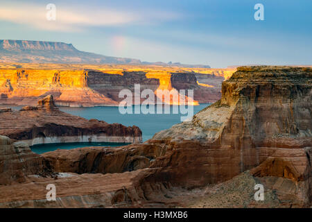 Vue du lac Powell et de canyons au coucher du soleil, Alstrom Point, Utah, USA Banque D'Images