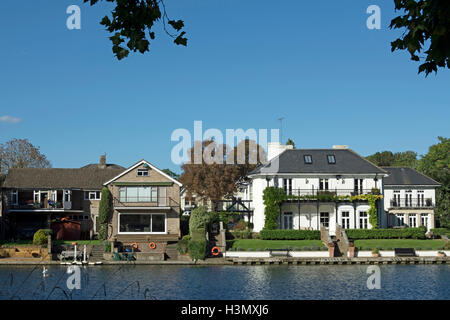 Maisons individuelles sur la tamise à Hampton Wick, vu de Kingston upon Thames, Surrey, Angleterre Banque D'Images