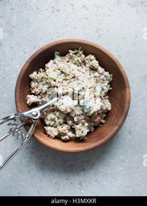 Salade de boulgour au bol en bois avec Banque D'Images