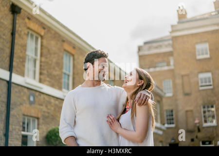 Happy young couple se promener le long de Kings Road, Londres, UK Banque D'Images