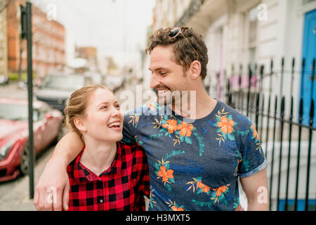 Jeune couple se promener le long Street, Kings Road, Londres, UK Banque D'Images
