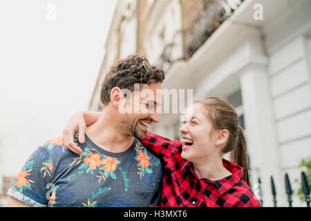 Jeune couple heureux se promener le long Street, Kings Road, Londres, UK Banque D'Images