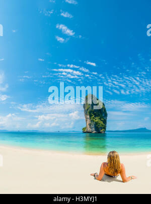 Femme se trouve sur la plage tropicale Banque D'Images