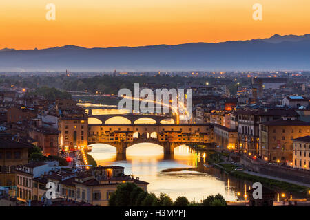 Vue de Florence au coucher du soleil avec le Ponte Vecchio sur l'Arno Banque D'Images