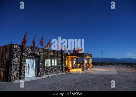 Ciel nocturne avec beaucoup d'étoiles au-dessus reconstruit Cool Springs station dans le désert de Mojave sur l'historique route 66 en Arizona Banque D'Images