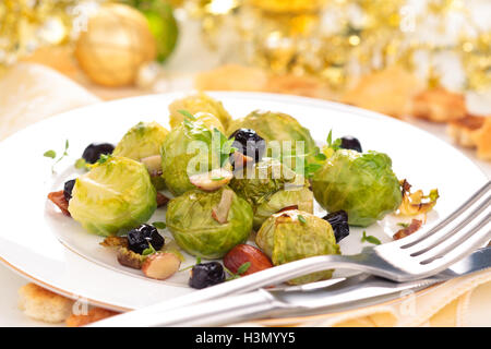 Choux de Bruxelles au four avec amandes et raisins pour les vacances. Banque D'Images