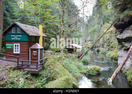 Gorge sauvage sur la rivière Kamenice par Mezni inférieur pont mustek boat landing, Hrensko, Usti nad Labem, République Tchèque Banque D'Images