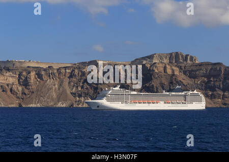 Un paquebot de croisière à l'île de Santorin en Grèce Banque D'Images