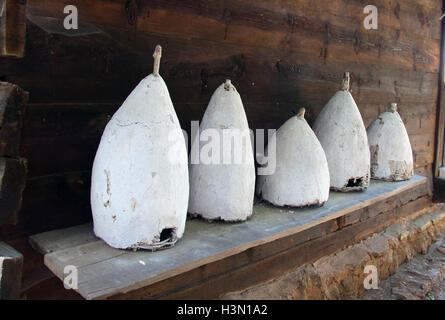 Les ruches traditionnelles anciennes tourné sur un vieux chalet porch à Zlatibor mont. Banque D'Images