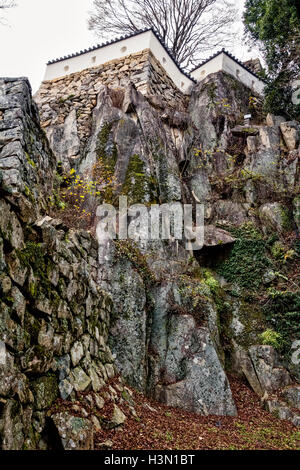 Le Japon, Takahashi. Bitchu Matsuyama Castle. Ruines d'Otemon gate, porte principale avec Sannomaru et il murs de pierres du Umaya ci-dessus. Banque D'Images