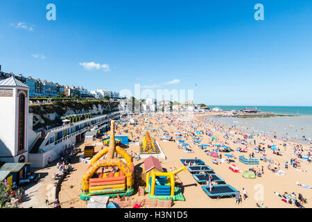 Point de vue de haute plage bondés de gens pendant l'été à la ville de villégiature de Broadstairs Kent. Harbour dans l'arrière-plan. Ciel bleu sans nuages. Banque D'Images