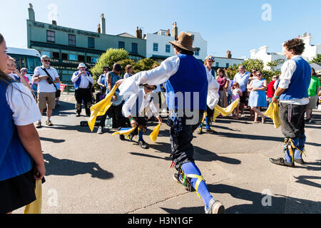 Danse folklorique traditionnel anglais, Royal Liberty Morris, danser sur la promenade et en agitant des mouchoirs jaune en été, Broadstairs Folk semaine. Banque D'Images