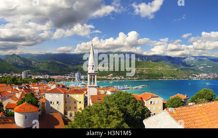 Vue panoramique sur la Riviera de Budva à partir de la plate-forme d'observation de la forteresse de la vieille ville. Budva. Le Monténégro. Banque D'Images