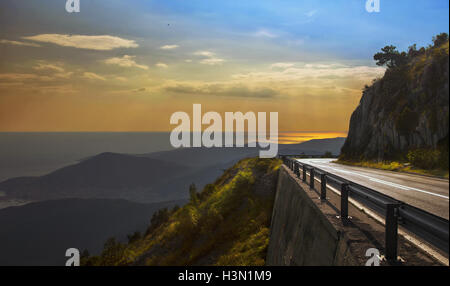 Photo panoramique du coucher de soleil sur la Riviera de Budva, tourné à partir d'une hauteur de 1000m. Le Monténégro. Banque D'Images