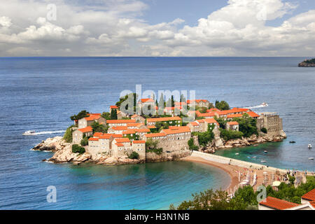 Un petit village de pêcheurs sur l'île au fil du temps transformé en un luxueux salon. Cette île appelée Sveti Stefan Banque D'Images