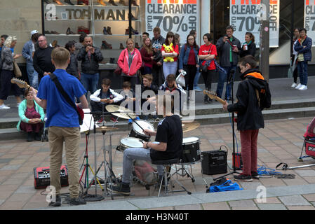 Les jeunes musiciens des rues adolescents aux spectacles sur Sauchihall Street, Glasgow Banque D'Images